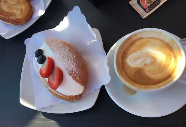 Cappuccino and maritozzo with cream